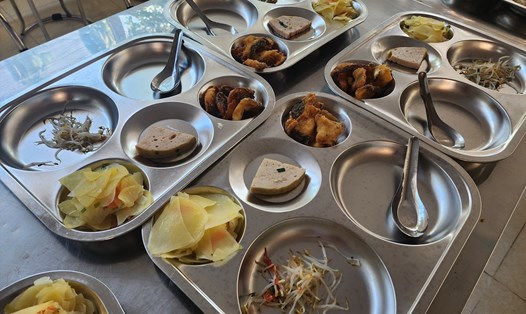 Hình ảnh bữa ăn bán trú lèo tèo của học sinh Trường THCS Yên Nghĩa khiến phụ huynh bức xúc. Ảnh: Phụ huynh cung cấp