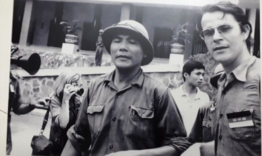 Đại tá Bùi Văn Tùng (bên trái) - nguyên Chính ủy Lữ đoàn xe tăng 203 - cùng nhà báo Borries Gallasch (Đức) tại sân dinh Độc Lập, Sài Gòn trưa 30.4.1975. Ảnh tư liệu chụp lại