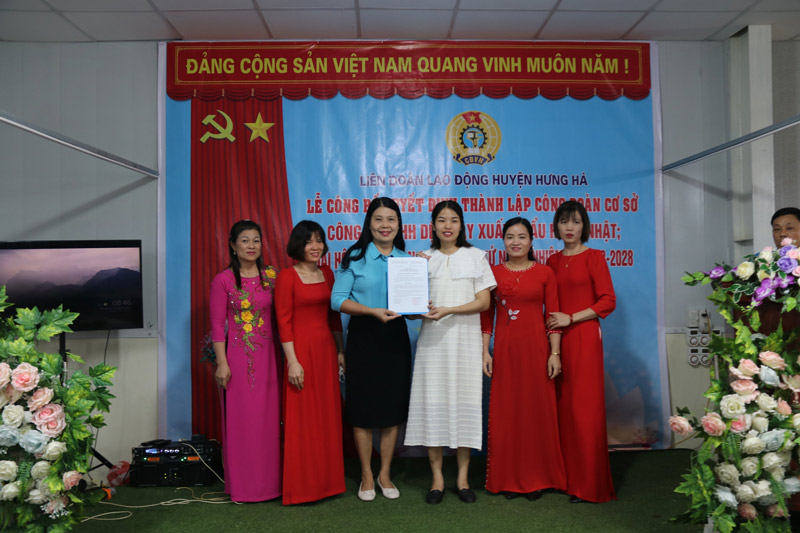Chủ tịch Công đoàn huyện Hưng Hà Đặng Thị Kim Cúc trao quyết định thành lập CĐCS Công ty TNHH dệt may Hồng Nhật. Ảnh: Bá Mạnh