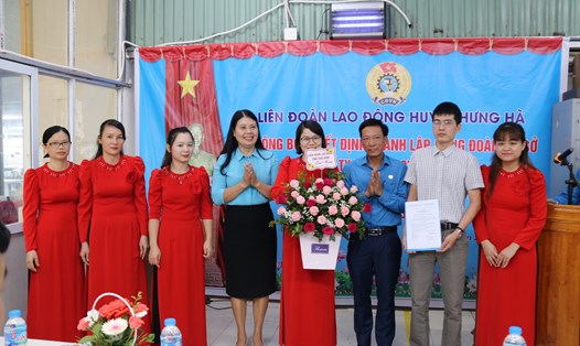 Phó Chủ tịch LĐLĐ tỉnh Thái Bình Nguyễn Thanh Bình tặng hoa chúc mừng CĐCS Công ty TNHH Clotech Vina được thành lập. Ảnh: Bá Mạnh