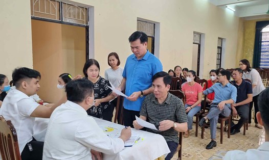 Công đoàn Khu kinh tế và các khu công nghiệp tỉnh Thái Bình tổ chức xét nghiệm tầm soát ung thư miễn phí cho cán bộ, đoàn viên, người lao động. Ảnh: Lương Hà
