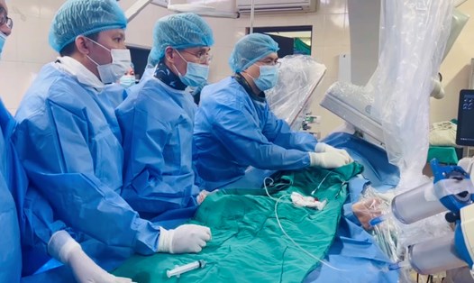 Các bác sĩ Viện Tim mạch Việt Nam thực hiện ca phẫu thuật thay van trong van đầu tiên. Ảnh: BVCC