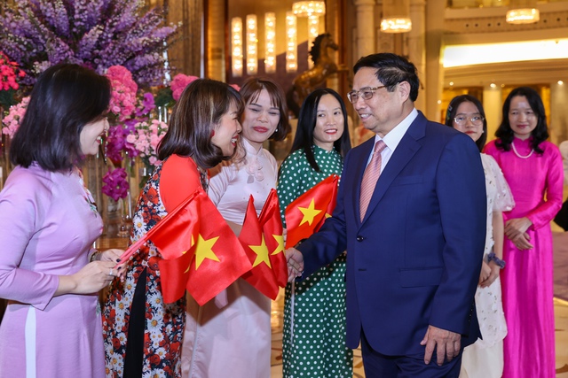 Cán bộ, nhân viên Đại sứ quán và kiều bào Việt Nam tại Saudi Arabia chào đón Thủ tướng Chính phủ Phạm Minh Chính. Ảnh: TTXVN