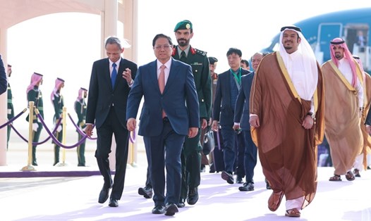 Thủ tướng Chính phủ Phạm Minh Chính và đoàn đại biểu cấp cao Việt Nam đã tới sân bay quốc tế Quốc vương Khalid ở Thủ đô Riyadh, Vương quốc Saudi Arabia chiều 18.10. Ảnh: VGP