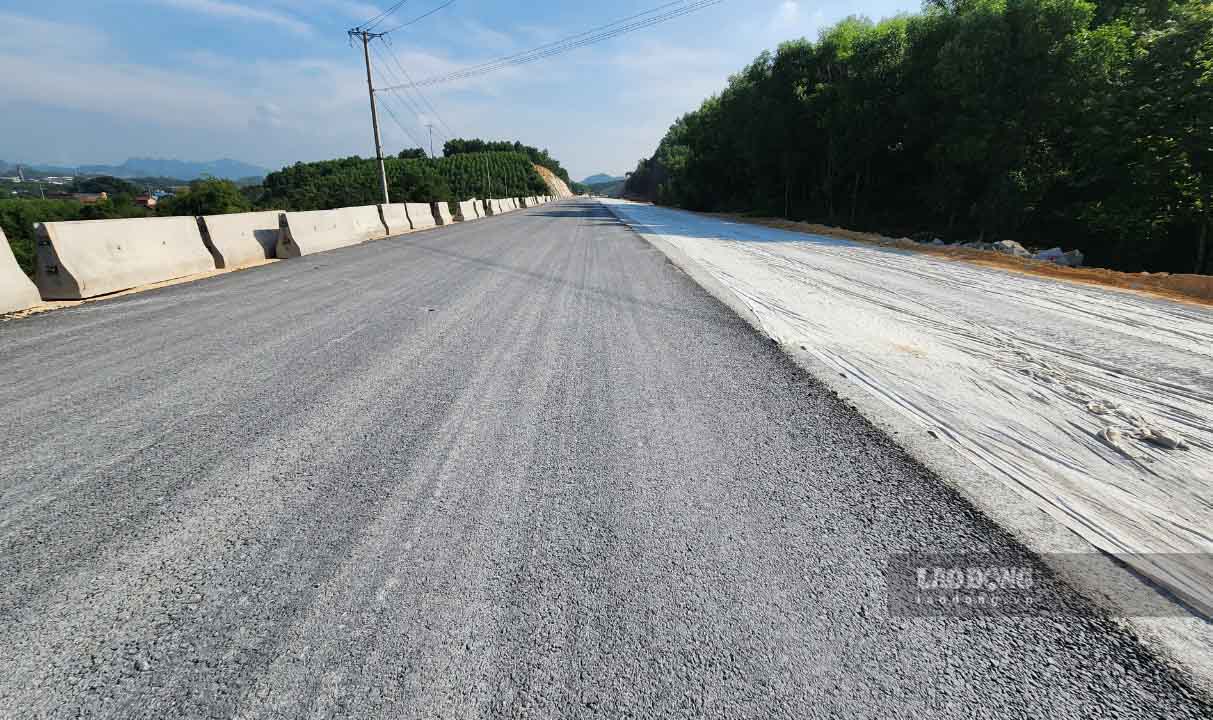 Trong khi đó tuyến cao tốc Tuyên Quang - Phú Thọ đã bắt đầu thí điểm thảm nhựa mặt đường, phấn đấu hoàn thành trong năm 2023. Ảnh: Nguyễn Tùng.