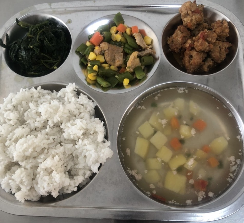 Suất cơm bán trú của học sinh Trường THCS Yên Nghĩa hôm 18.10 đã được cải thiện về định lượng thức ăn. Ảnh: Phụ huynh cung cấp 