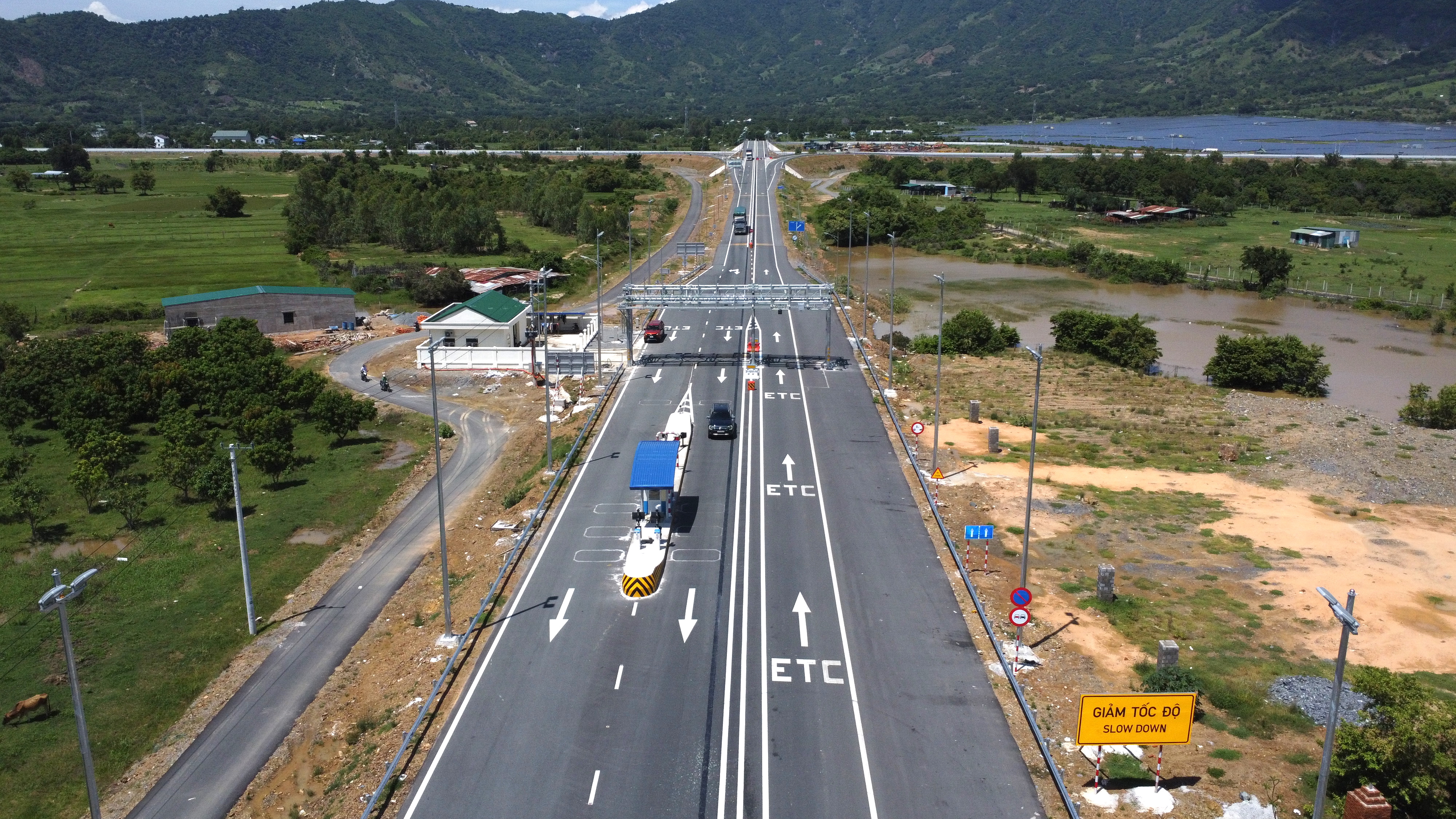  Cao tốc Nha Trang - Cam Lâm sẽ triển khai thu phí BOT với công nghệ tự động không dừng hoàn toàn. Ảnh: Hữu Long
