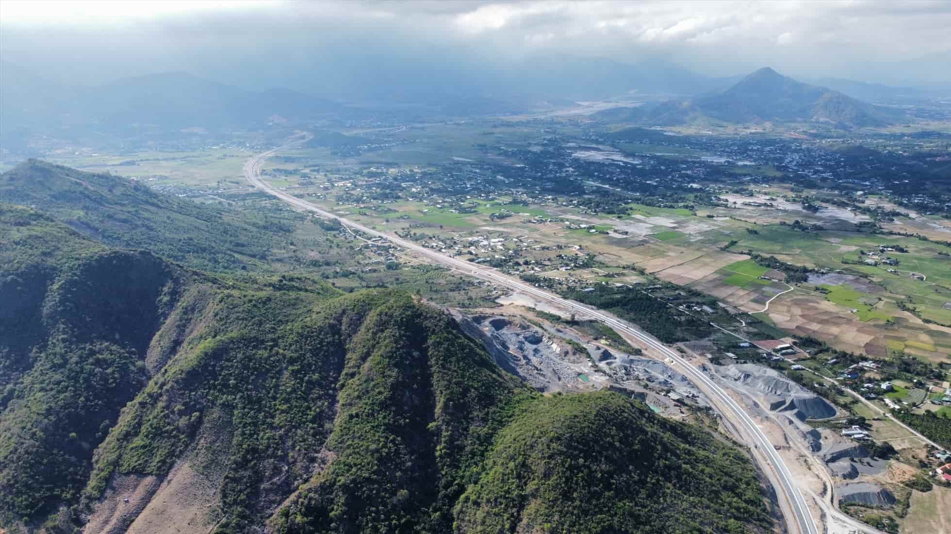 Việc thông xe tuyến cao tốc Cam Lâm – Nha Trang góp phần rút ngắn thời gian đi lại giữa các vùng kinh tế trọng điểm. Ảnh: Hữu Long