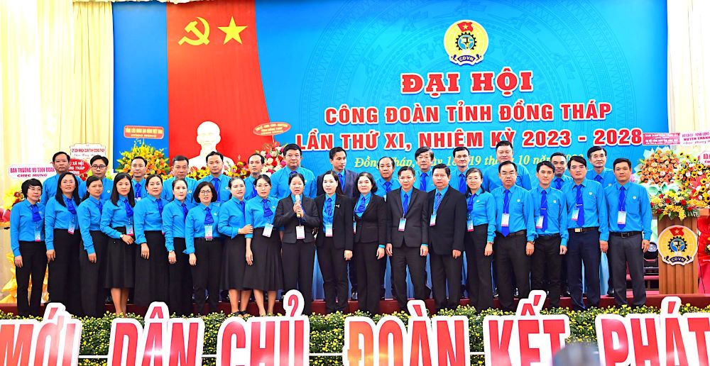 Ban chấp hành LĐLĐ tỉnh Đồng Tháp khóa XI ra mắt Đại hội. Ảnh: Đạt Phan