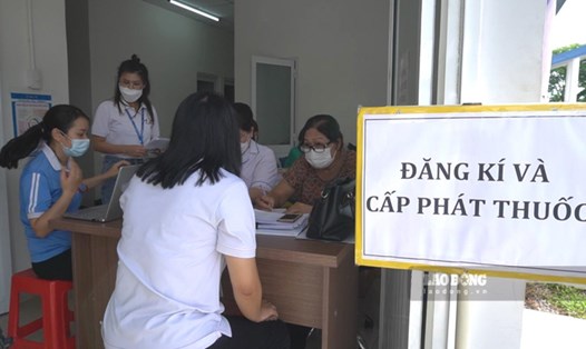 Khám bệnh, phát thuốc miễn phí cho lao động nữ ở Khu công nghiệp Thạnh Lộc, huyện Châu Thành. Ảnh: Nguyên Anh