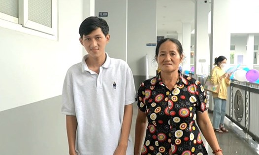 Bà Đỗ Thị Khang cùng con trai Trịnh Tiến Sơn trong ngày nhập học. Ảnh: Chân Phúc