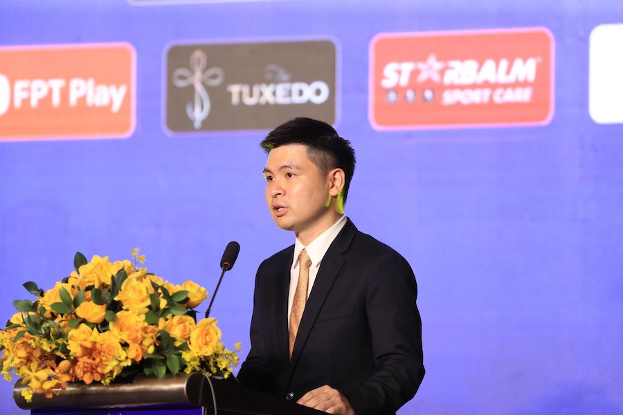 Chủ tịch câu lạc bộ Hà Nội Đỗ Vinh Quang phát biểu tại lễ xuất quân. Ảnh: Minh Dân