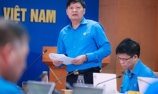 Phó Chủ tịch Tổng Liên đoàn Lao động Việt Nam Phan Văn Anh trình bày Tờ trình tổ chức các hoạt động chăm lo cho đoàn viên, người lao động nhân dịp Tết Nguyên đán Giáp Thìn 2024. Ảnh: Hải Nguyễn