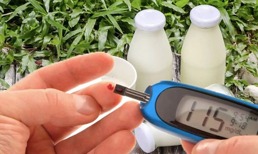 Sữa ít béo có lợi cho người đường huyết và axit uric cao. Đồ hoạ: Hạ Mây