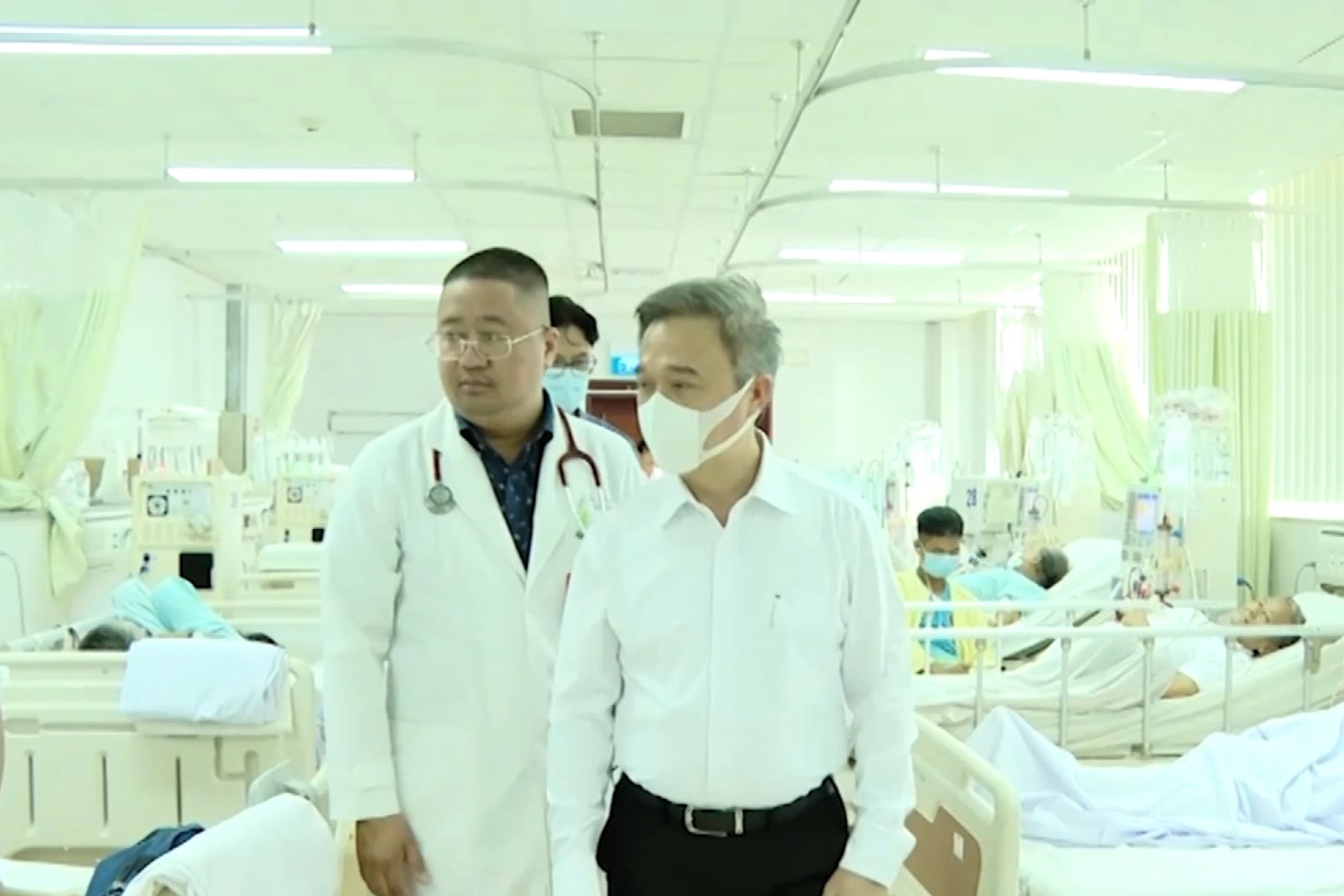 Ông Đặng Minh Thông - Phó Chủ tịch UBND tỉnh kiểm tra trực tiếp công tác khám chữa bệnh tại Bệnh viện Bà Rịa. Ảnh: Thanh Hải