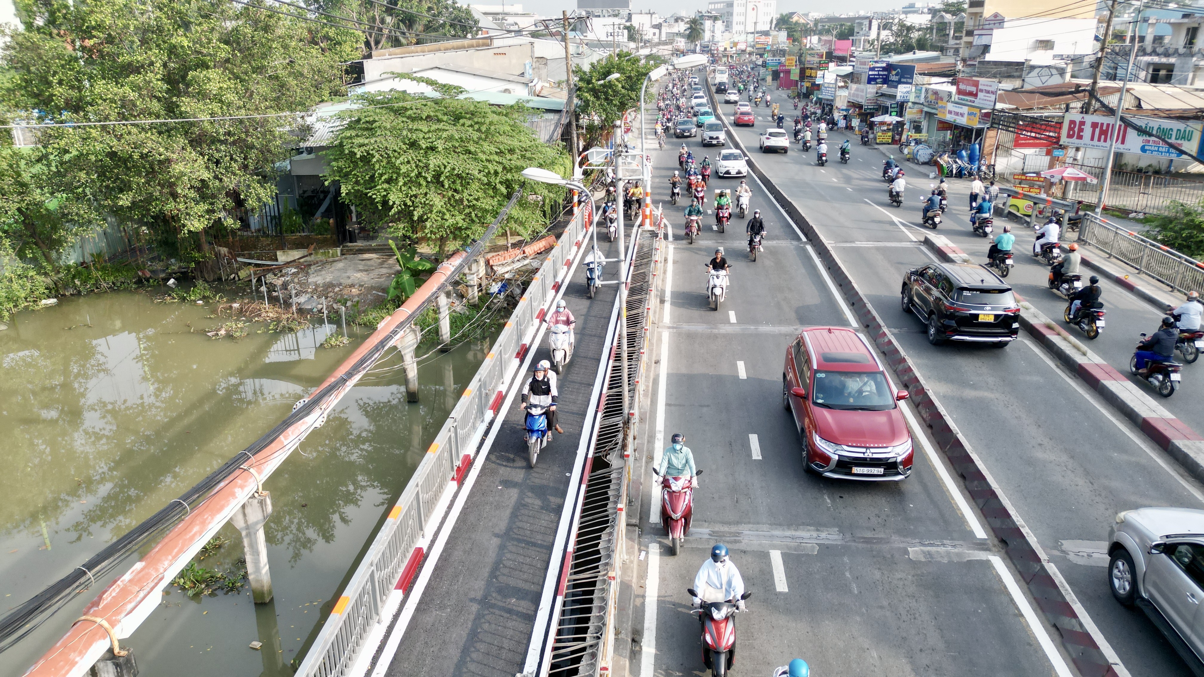 Giao thông thông thoáng trên Quốc lộ 13, đoạn cầu Ông Dầu vào giờ cao điểm sáng 19.10. Ảnh: Hữu Chánh