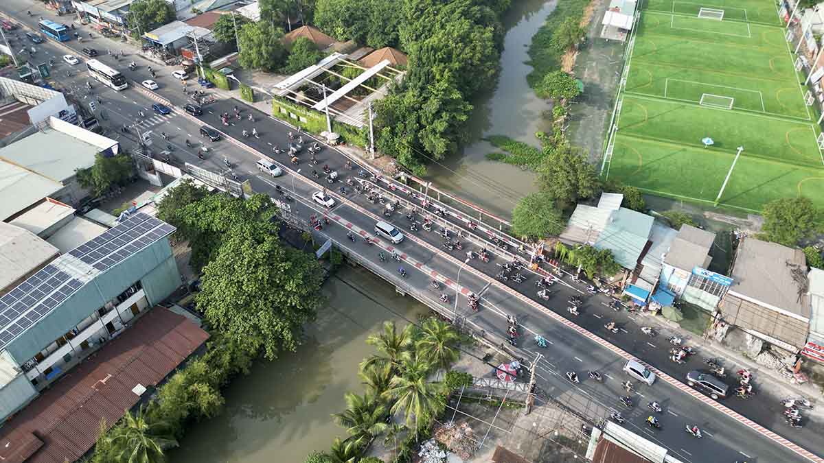 Lãnh đạo UBND phường Hiệp Bình Chánh, TP Thủ Đức cho biết, lưu lượng xe trên Quốc lộ 13 rất lớn nên thời gian qua, cầu Ông Dầu nhỏ hẹp là điểm thường xuyên kẹt xe. Trước đây, khu vực này được phường vận động người dân bàn giao mặt bằng để thi công mở rộng cả hai bên cầu. Trong đó, một bên đã hoàn thành vài năm trước, bên còn lại đến nay mới tiếp tục thi công.