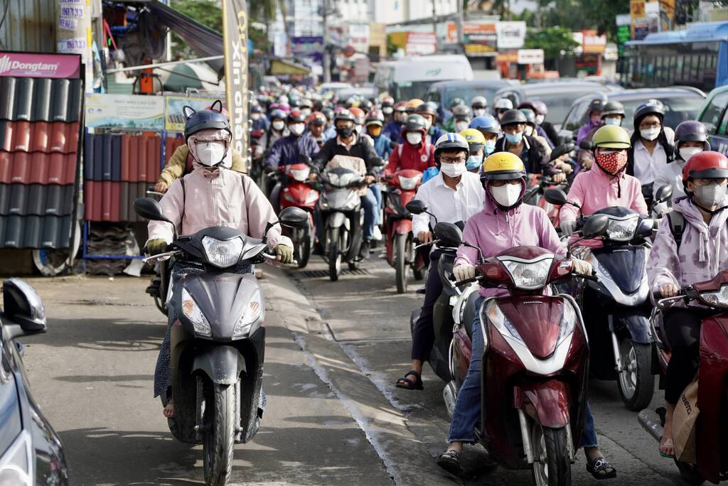 Nhiều năm qua, việc đi qua cầu Ông Dầu trên Quốc lộ 13 trở thành nỗi “ám ảnh” với người dân. Nguyên nhân do Quốc lộ 13 có 6 làn xe nhưng cầu Ông Dầu chỉ 4 làn, nên tạo thành nút “thắt cổ chai”. Cao điểm sáng từ 6h-9h và chiều từ 17h-19h, tình trạng tắc xe cục bộ xuất hiện tại đoạn cầu Ông Dầu do mặt cầu hẹp, xe cộ phải nhích từng chút một. Chỉ cần hai chiếc ôtô chạy song song là chắn hết mặt cầu, kẹt càng thêm kẹt.