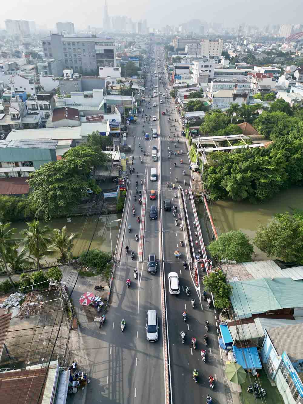 Tôi thường xuyên đi từ Bình Dương qua SG. Giờ cao điểm thì không nói, chứ bình thường xe đang bon bon chạy cứ đến cái cầu này là kẹt xe kéo dài. Hết cầu là lại thông thoáng.