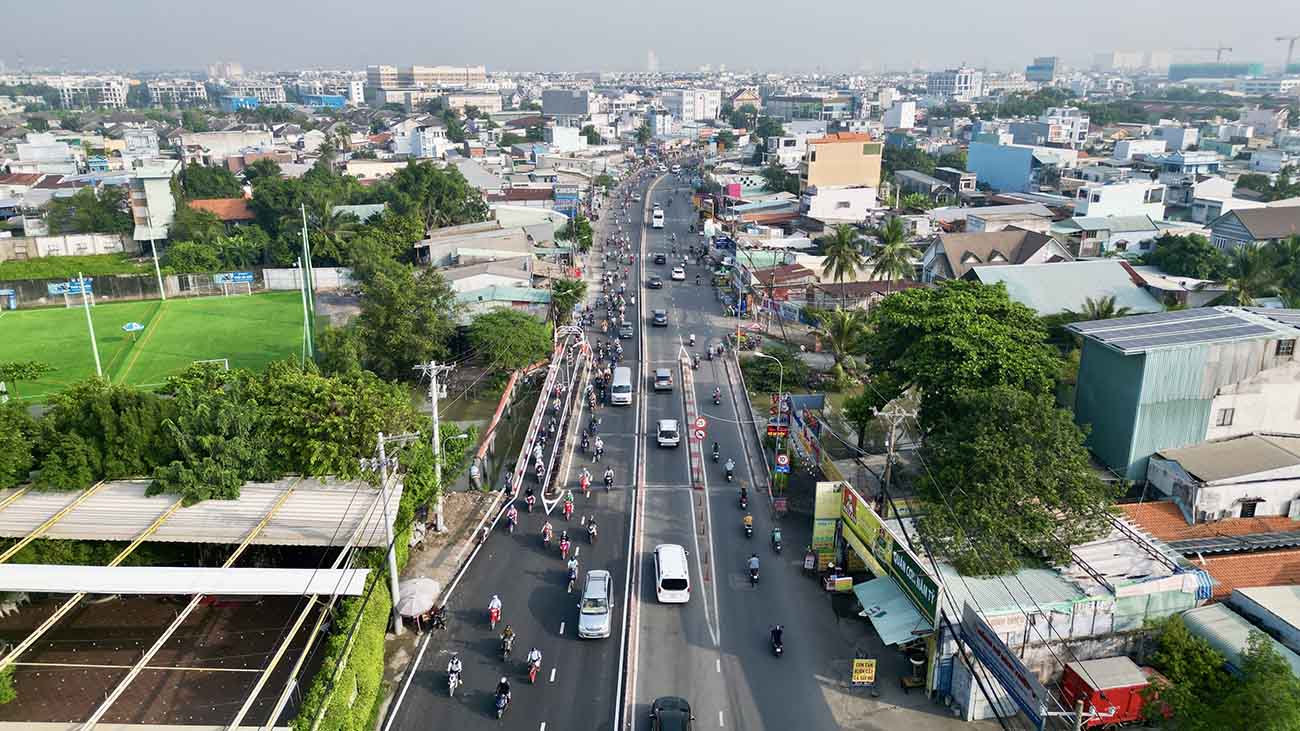 Sáng 19.10, nhánh cầu Ông Dầu trên Quốc lộ 13 vừa hoàn thành và được Sở Giao thông Vận tải TPHCM chấp thuận cho xe máy lưu thông theo chiều vào trung tâm thành phố.