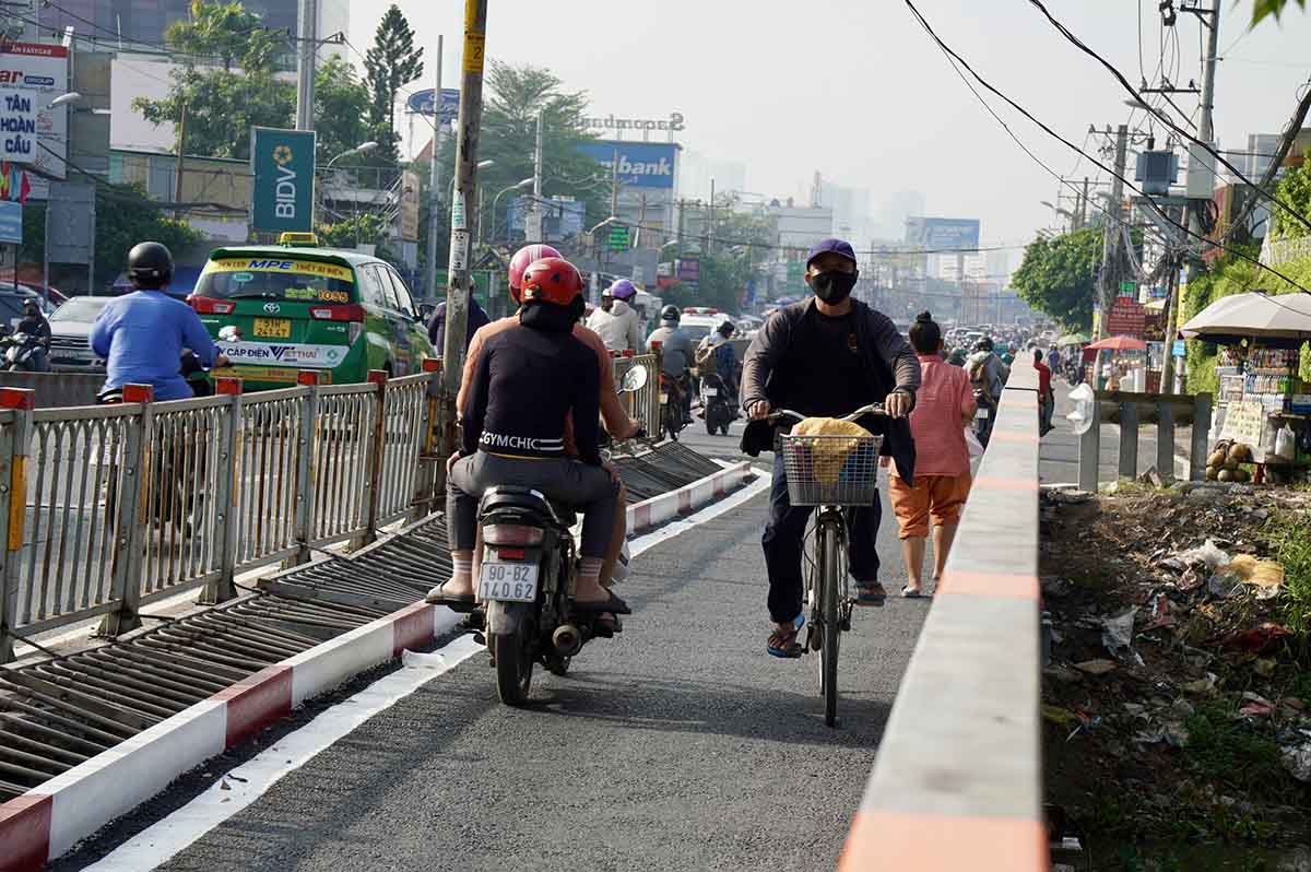 Một số phướng tiện đi ngược chiều gây nguy hiểm cho các