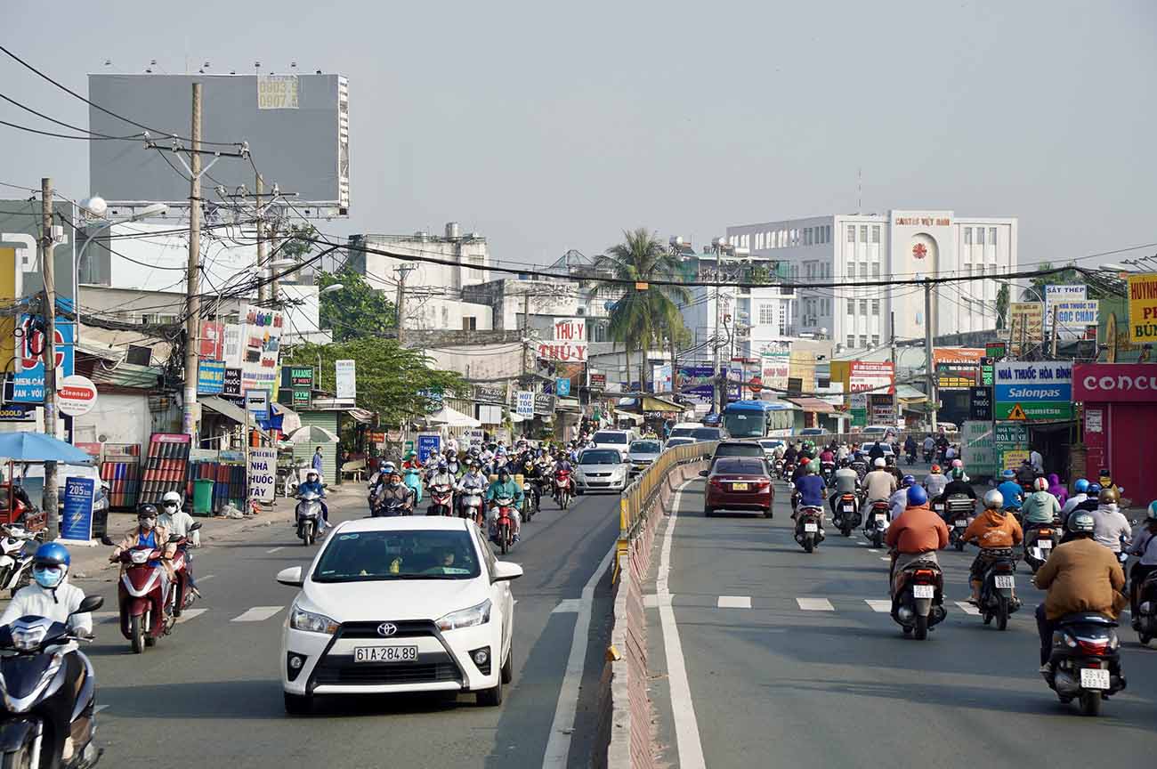 Theo đó, Quốc lộ 13 (từ cầu Bình Triệu đến giáp ranh tỉnh Bình Dương) dài 5,9 km được mở rộng lên 53-60 m, tổng kinh phí gần 10.000 tỉ đồng, thực hiện trong giai đoạn 2023-2030.