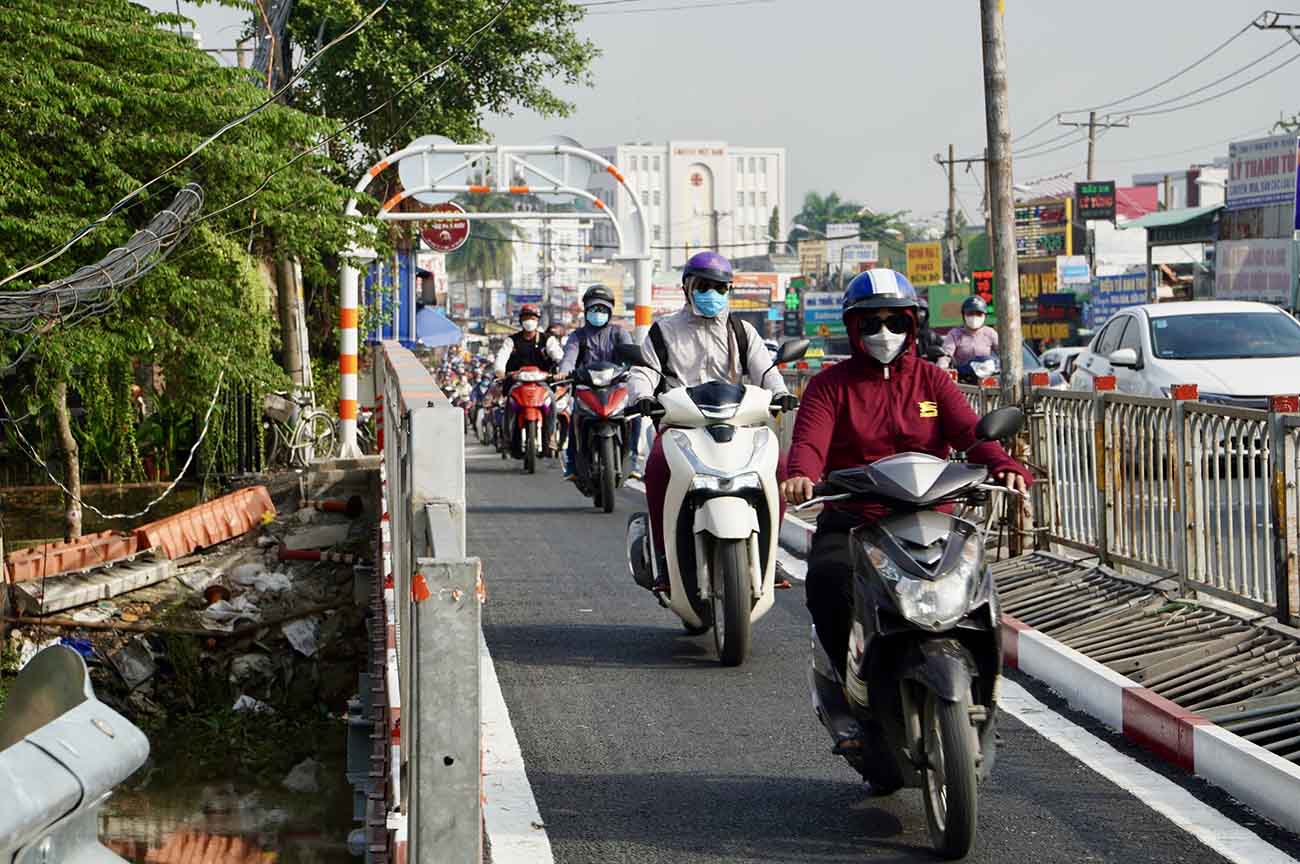 Ông Lê Văn Hải (33 tuổi, ngụ TP Thủ Đức) cho biết, cầu Ông Dầu này rất ngắn và nhỏ lại nằm trên Quốc lộ 13 là tuyến huyết mạch, xe đông thường xuyên ù ứ do tình trạng thắt cổ chai. “Đúng ra nên phải mở rộng từ nhiều năm trước mới phải, nhưng dù trễ còn hơn không. Việc đi lại vào giờ cao điểm sáng nay đã trở nên thông thoáng” - ông Hải nói.