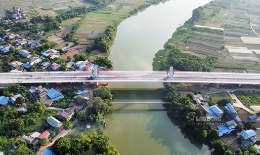 Cầu Huống Thượng lớn nhất tỉnh Thái Nguyên đã chính thức thông xe sáng 19.10. Ảnh: Nguyễn Tùng