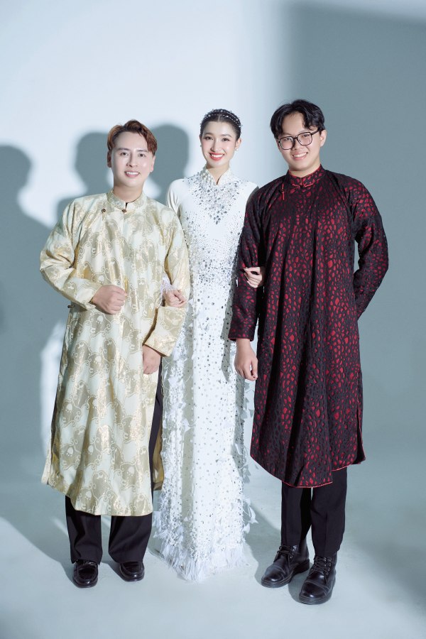Phương Nhi cùng hai nhà thiết kế thực hiện trang phục “Cò ơi“. Ảnh: Ban tổ chức