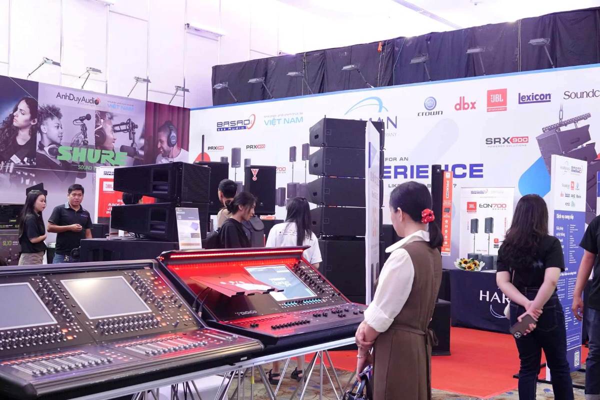 Hàng trăm khách tham quan tại TPHCM có cơ hội trải nghiệm các sản phẩm đình đám tại Plase Show lần thứ 9, diễn ra từ ngày 19 đến 21.10. Ảnh: Nguyễn Đăng