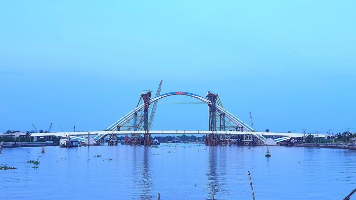 Phấn đấu đến ngày 31.12 sẽ hoàn thành công trình cầu Trần Hoàng Na bắc qua sông Cần Thơ. Ảnh: Yến Phương