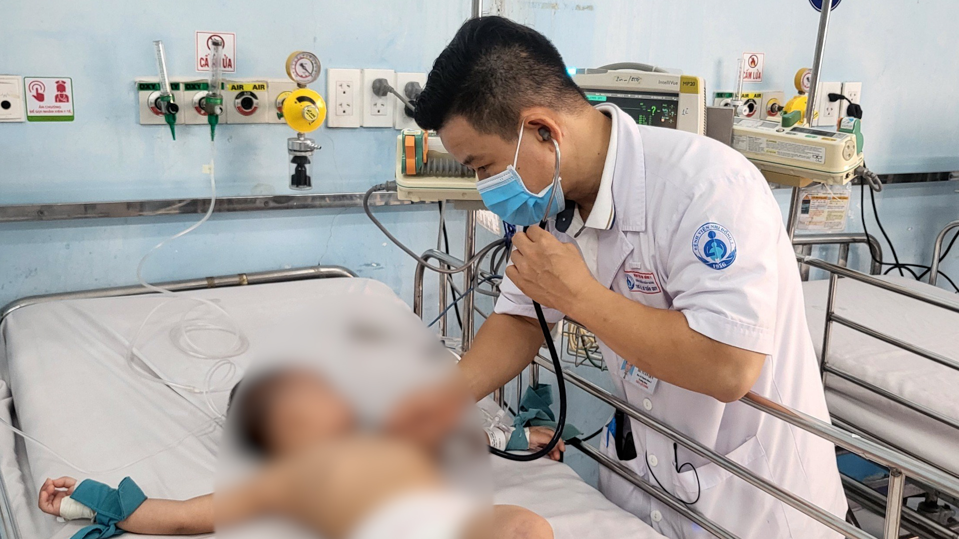  Bệnh nhi mắc tay chân miệng được điều trị tại Bệnh viện Nhi đồng 1. Ảnh: Nguyễn Ly
