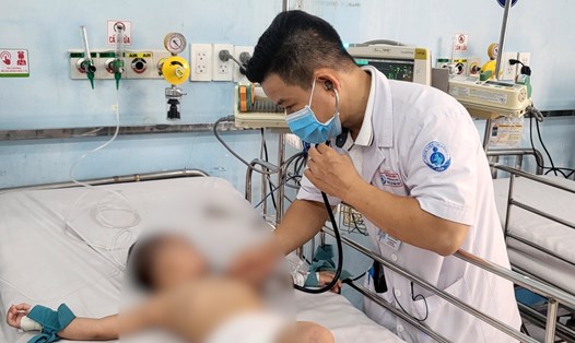  Bệnh nhi mắc tay chân miệng được điều trị tại Bệnh viện Nhi đồng 1. Ảnh: Nguyễn Ly
