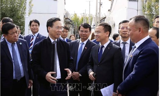 Chủ tịch nước Võ Văn Thưởng tới thăm mô hình điển hình về xây dựng nông thôn mới tại xã Hắc Trang Hộ, quận Triều Dương, thành phố Bắc Kinh, Trung Quốc. Ảnh: TTXVN