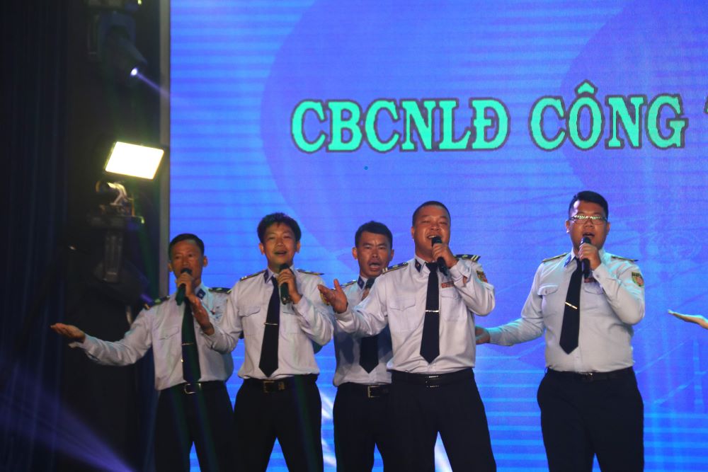 Các nam nhân viên bảo vệ đảo yến có dịp thể hiện tài năng ca hát của mình tại hội diễn. Ảnh: Phương Linh