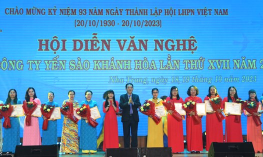Lãnh đạo Công ty Yến sào Khánh Hòa tặng bằng khen cho các nữ công nhân viên tiêu biểu năm 2023. Ảnh: Phương Linh