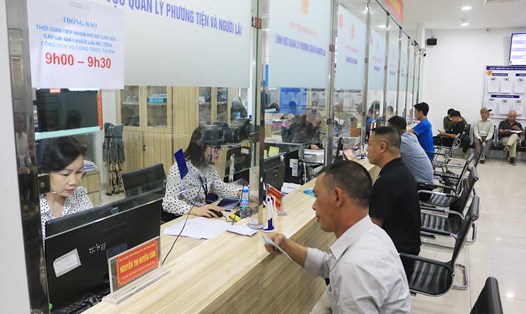 Mỗi ngày có khoảng 700 người đến làm thủ tục cấp, đổi giấy phép lái xe tại 2 địa điểm của Sở GTVT Hà Nội. Ảnh: Khánh An