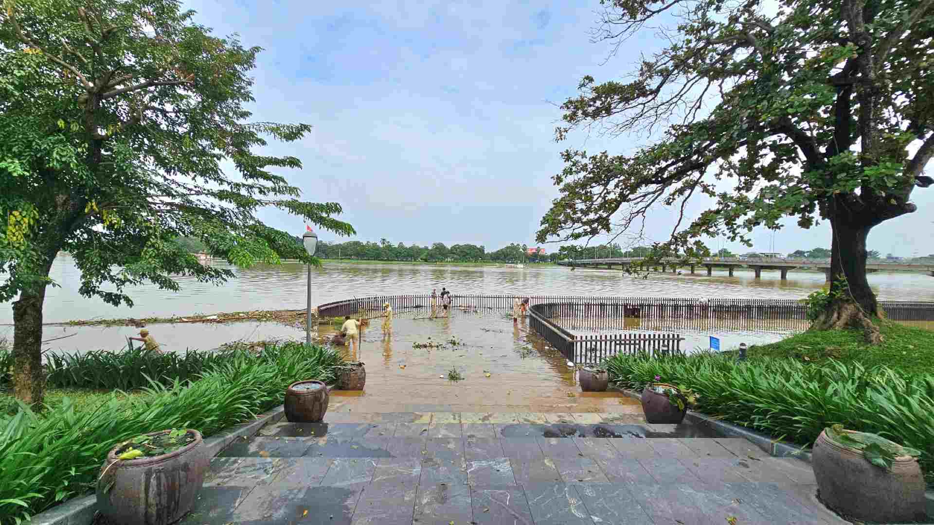 heo ông Lê Như Chinh, Giám đốc Trung tâm Công viên cây xanh TP. Huế, sáng ngày 19.10, sau khi mực nước trên sông Hương đang dần rút, trung tâm đã huy động toàn bộ nhân lực, trong đó có khoảng 100 nhân công, 16 máy bơm để dọn dẹp nhiều địa điểm trên sông Hương. 