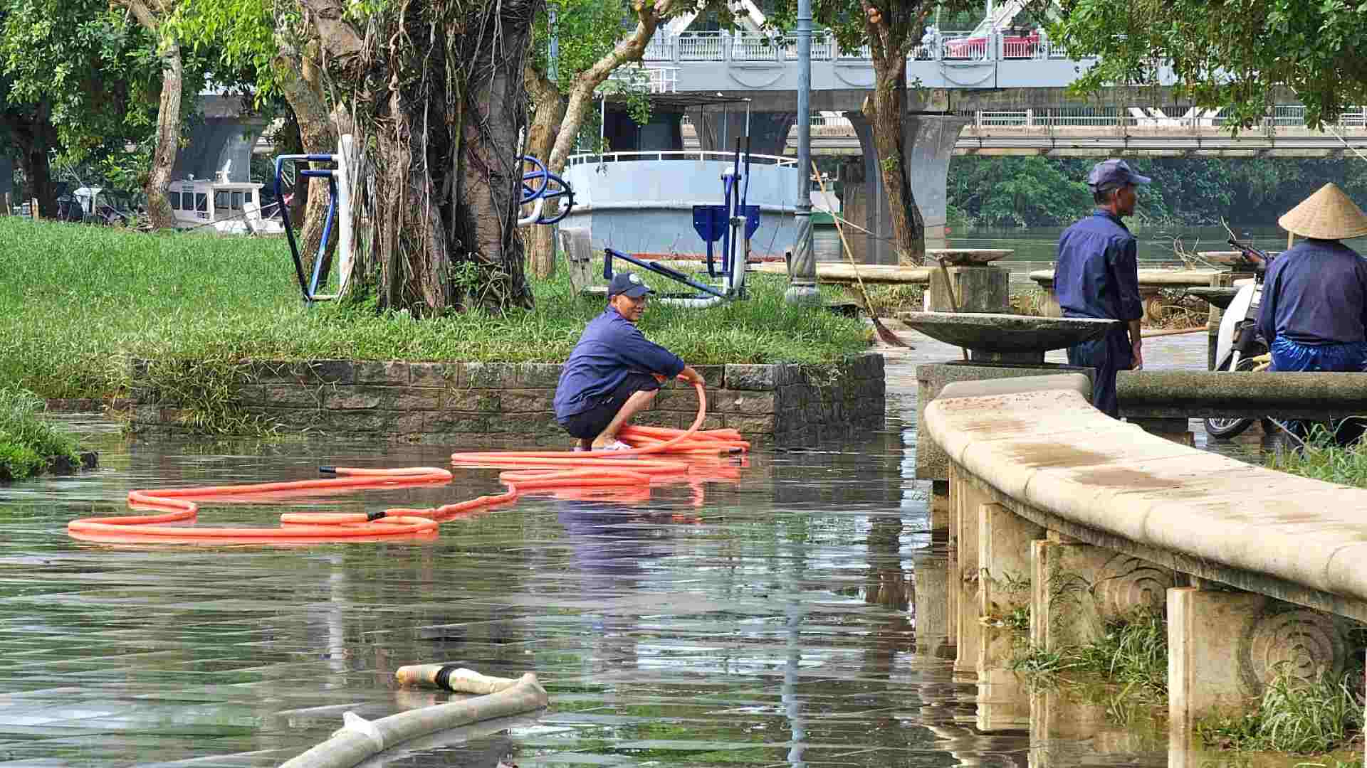 Công tác dọn dẹp tại công viên Bùi Thị Xuân đã hoàn thành từ sớm. 