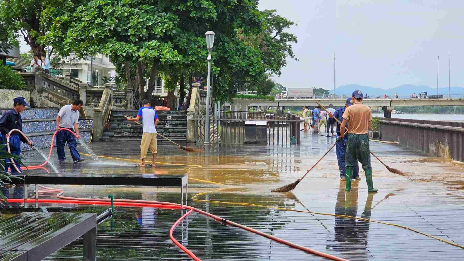Trước đó, do ảnh hưởng của áp thấp nhiệt đới, trên địa bàn tỉnh Thừa Thiên Huế đã có mưa to đến rất to, gây ngập úng nhiều khu vực, đặc biệt tại cây cầu gỗ lim. 