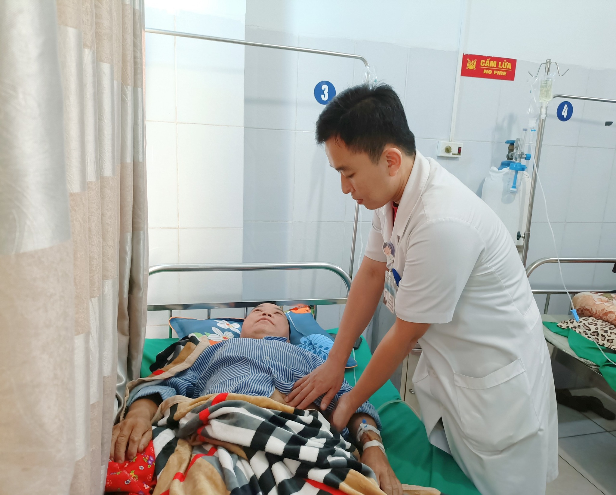 Bác sĩ thăm khám cho bệnh nhân sau ca phẫu thuật. Ảnh: Bệnh viện cung cấp