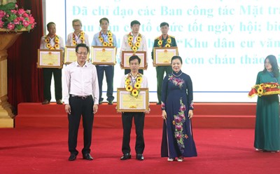 Tặng bằng khen cho tập thể, cá nhân có thành tích xuất sắc trong tổ chức 20 năm Ngày hội Đại đoàn kết toàn dân tộc giai đoạn 2003-2023. Ảnh: Phạm Đông