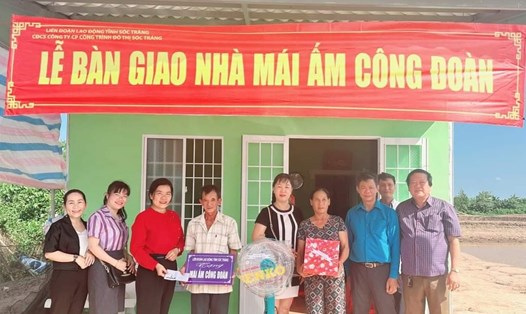 Chị Nguyễn Thu Trang (thứ 5, từ trái sang) luôn là cầu nối giữa NSDLĐ và NLĐ. Ảnh: Nhân vật cung cấp