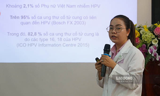 Bác sĩ của Bệnh viện Quốc tế Phương Châu chia sẻ thông tin, kiến thức về chăm sóc sức khỏe sinh sản tại buổi họp mặt. Ảnh: Phương Anh