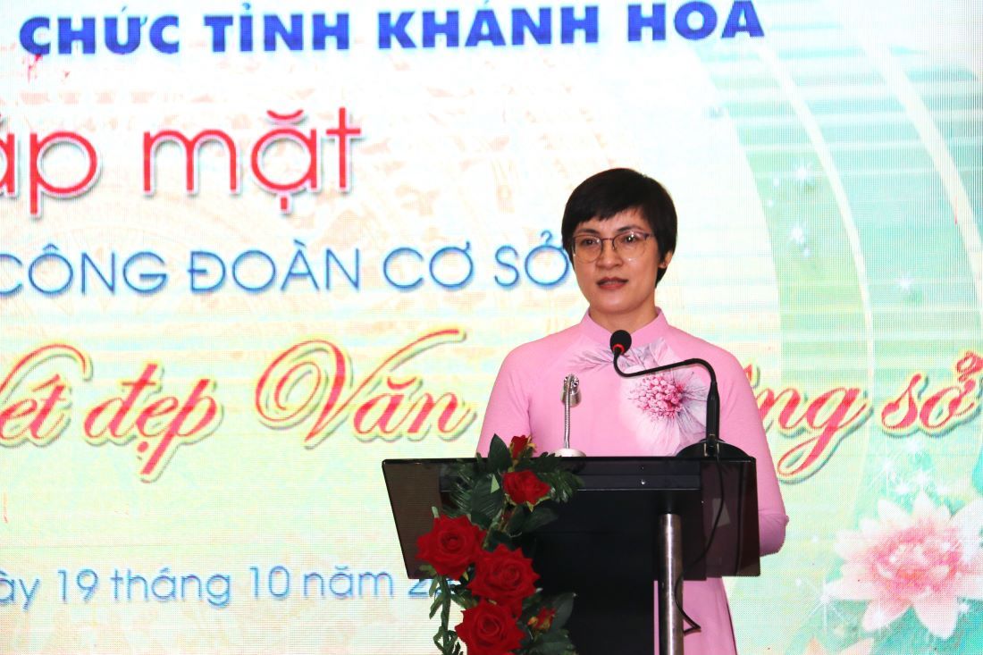 Bà Vũ Thu Anh- Phó Chủ tịch Công đoàn Viên chức Khánh Hòa phát biểu tại buổi gặp mặt. Ảnh: Phương Linh