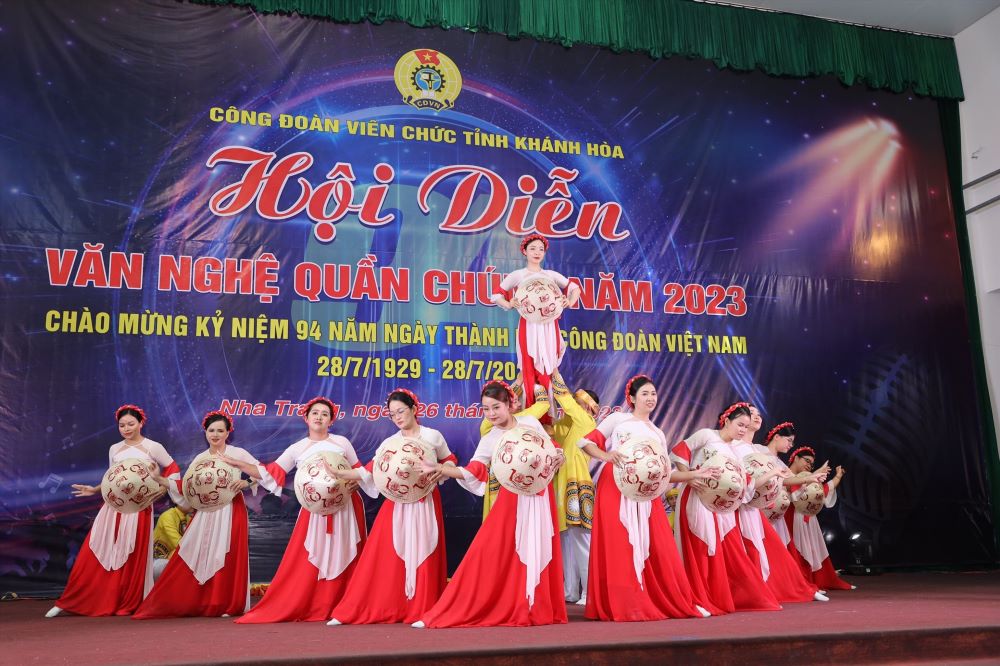 Nữ đoàn viên thuộc Công đoàn Viên chức Khánh Hòa tham gia hội diễn văn nghệ. Ảnh: Phương Linh