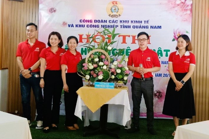 Tác phẩm của Công ty Premo Việt Nam đoạt giải nhất hội thi cắm hoa. Ảnh Hoàng Bin. 