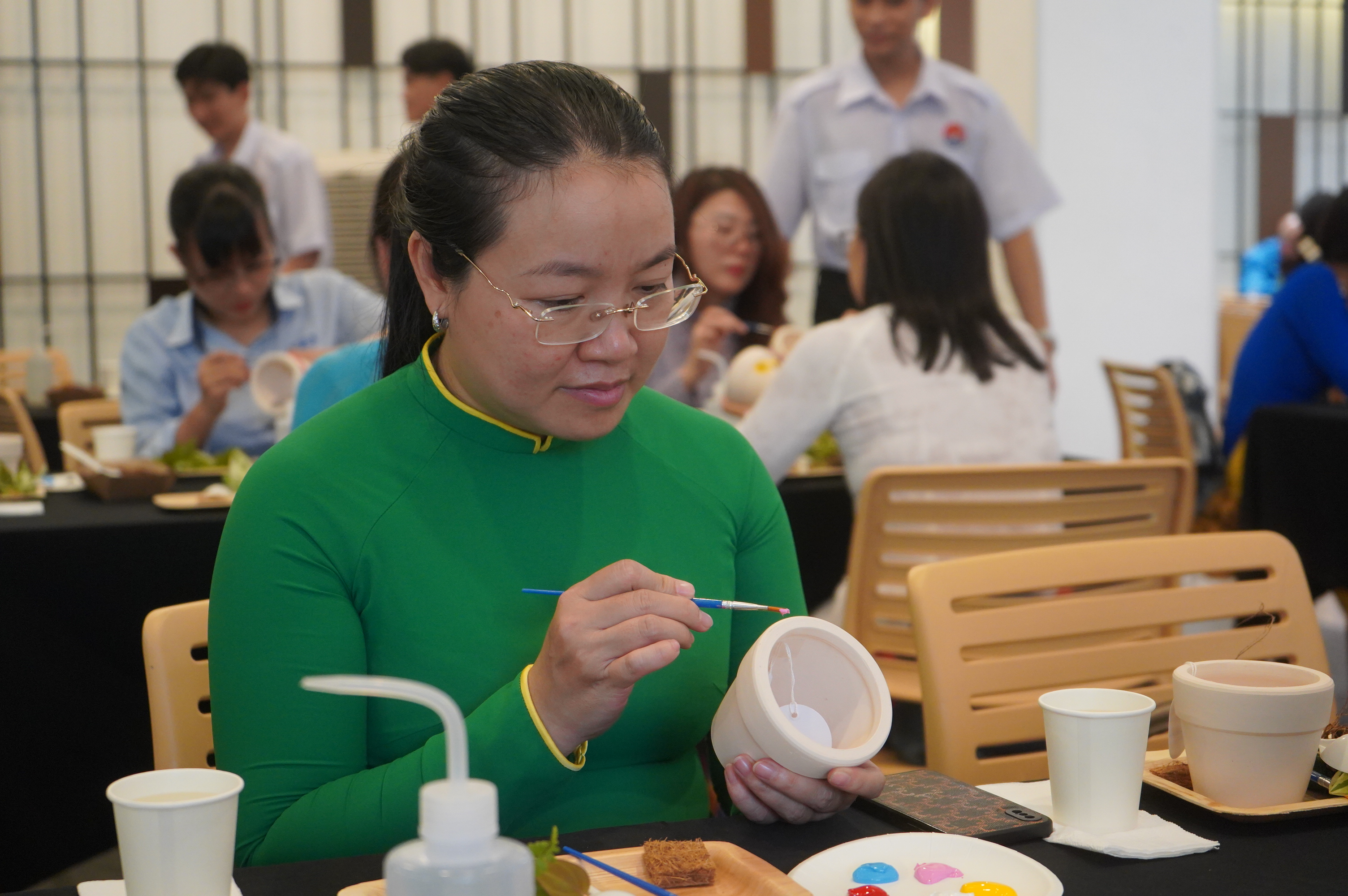 CNVCLĐ vẽ chậu và trồng cây tại ngày họp mặt. Ảnh: Huỳnh Phương