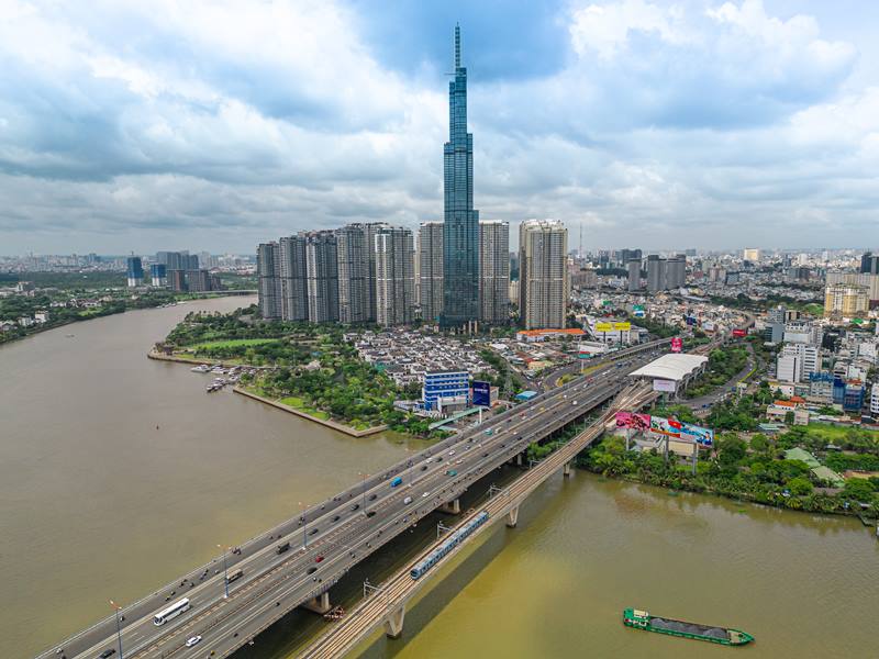 Tuyến metro số 1 dài 19,7 km có tổng mức đầu tư hơn 43.700 tỉ đồng, chạy từ ga Bến Thành (Quận 1) đến depot Long Bình (TP Thủ Đức), với 3 ga ngầm và 11 ga trên cao.