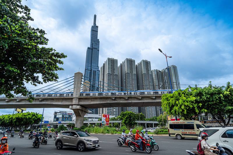 Theo phương án giá vé đi Metro số 1 đang được Sở Giao thông Vận tải TP HCM lấy ý kiến, vé lượt sẽ áp dụng theo cự ly chuyến đi. Giá vé thấp nhất 12.000 đồng nếu khách đi từ 5 km trở xuống, 14.000 đồng với lộ trình 5-10 km; 16.000 đồng cho 10-15 km và 18.000 đồng với cự ly 15 km trở lên.